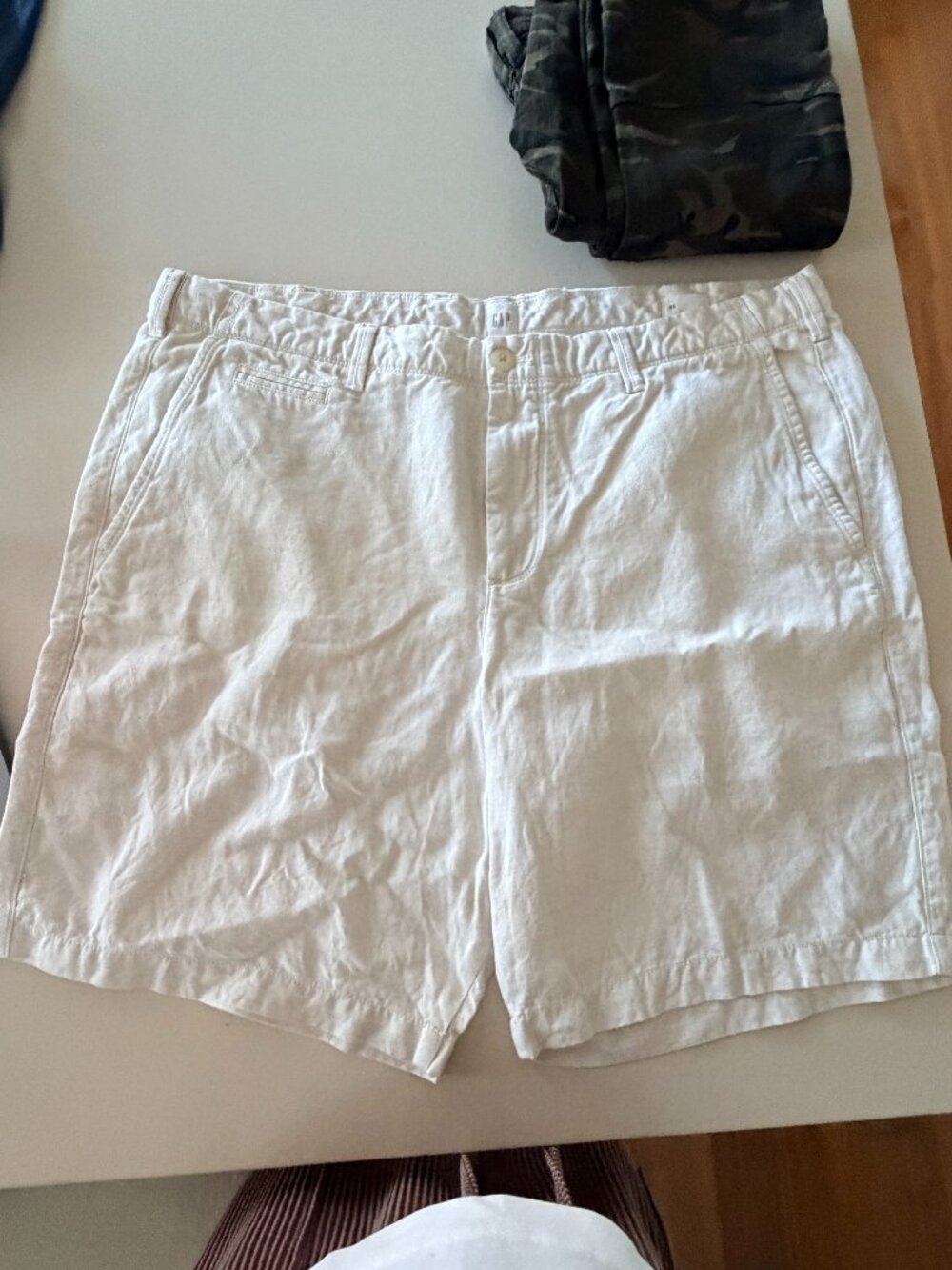 Excellent cond Mens GAP shorts, size 38